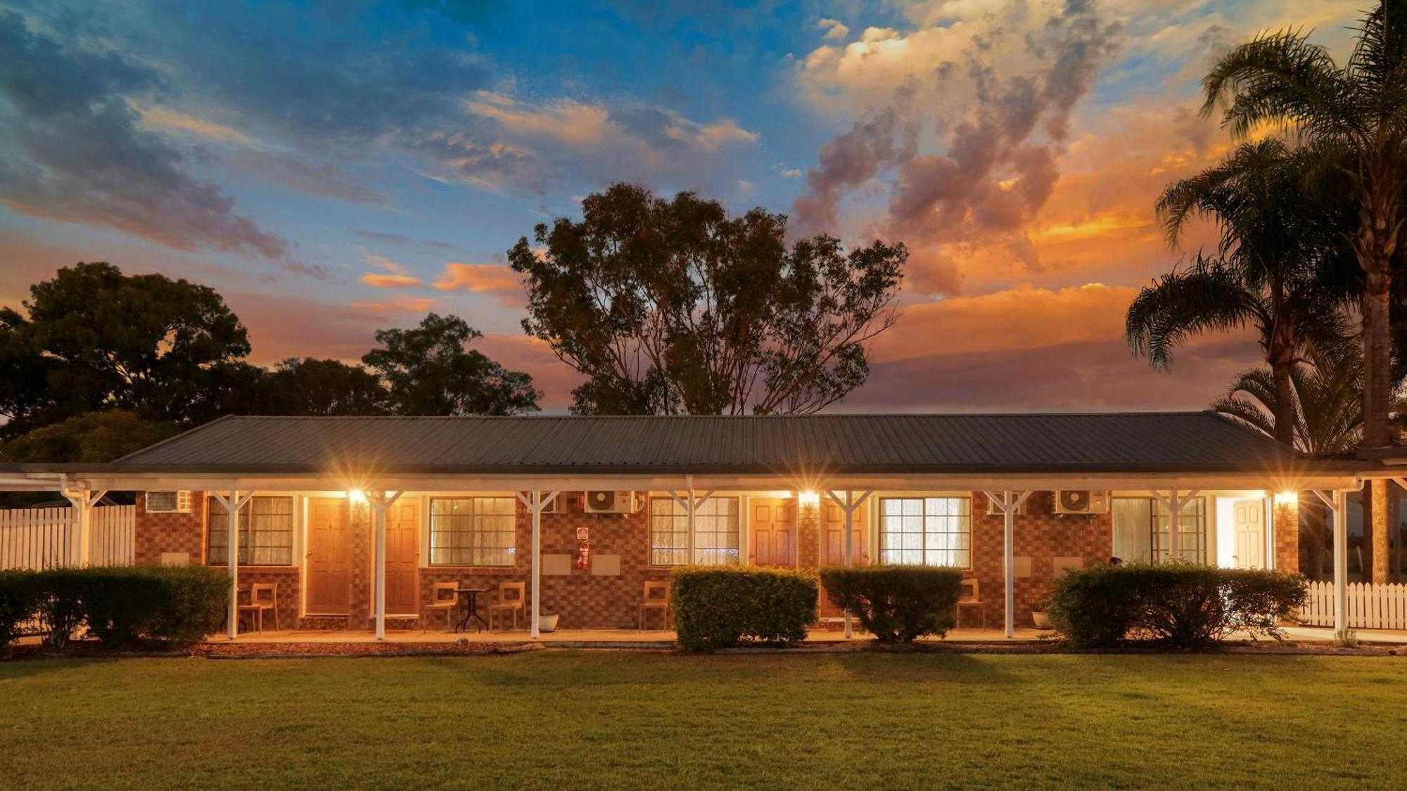 Bororen Koorawatha Homestead Motel מראה חיצוני תמונה